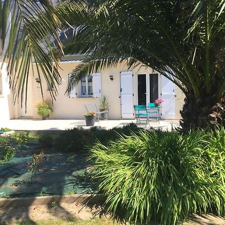 Bed and Breakfast Cote Jardin Des Charmilles Quettehou Exterior foto