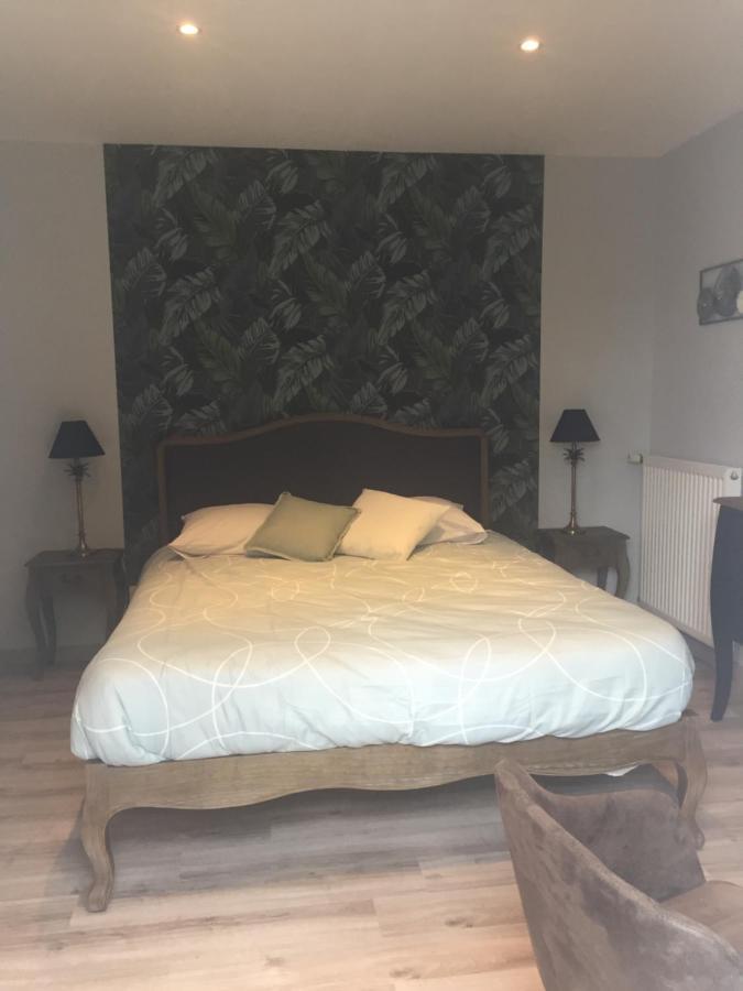 Bed and Breakfast Cote Jardin Des Charmilles Quettehou Exterior foto