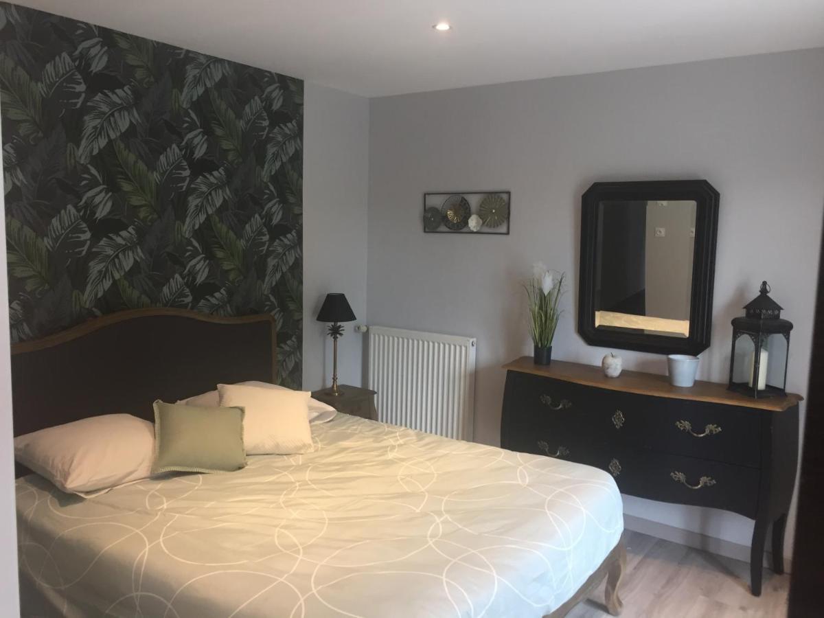 Bed and Breakfast Cote Jardin Des Charmilles Quettehou Exterior foto