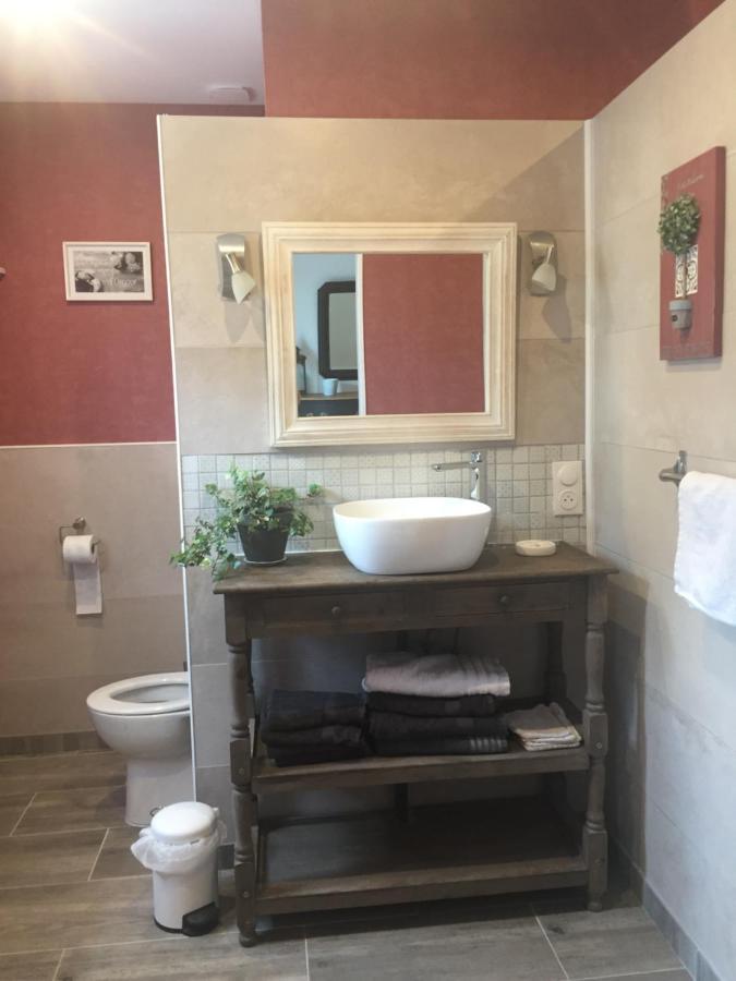 Bed and Breakfast Cote Jardin Des Charmilles Quettehou Exterior foto